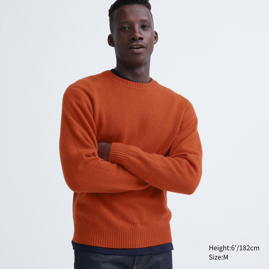 orangefarbener uniqlo premium herrenpullover aus lammwolle mit rundhalsausschnitt