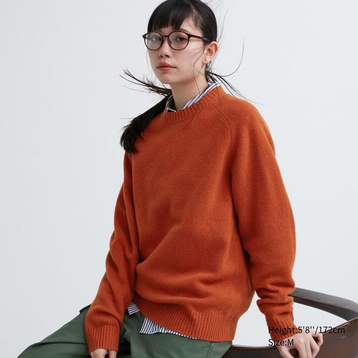 orangefarbener uniqlo premium herrenpullover aus lammwolle mit rundhalsausschnitt