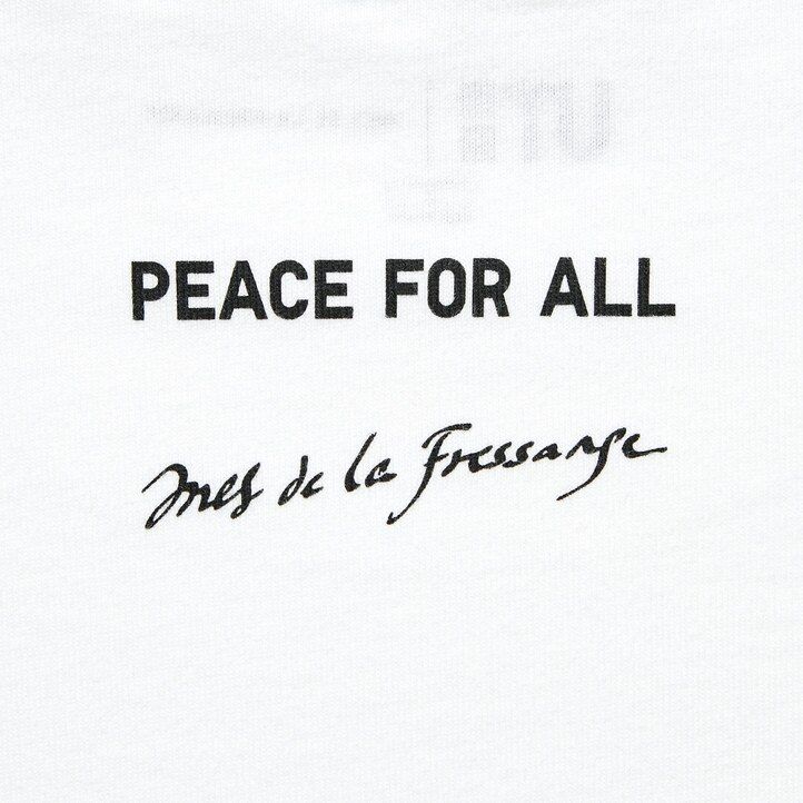 weiße damen-t-shirts von uniqlo mit dem aufdruck „frieden für alle von ines de la fressange
